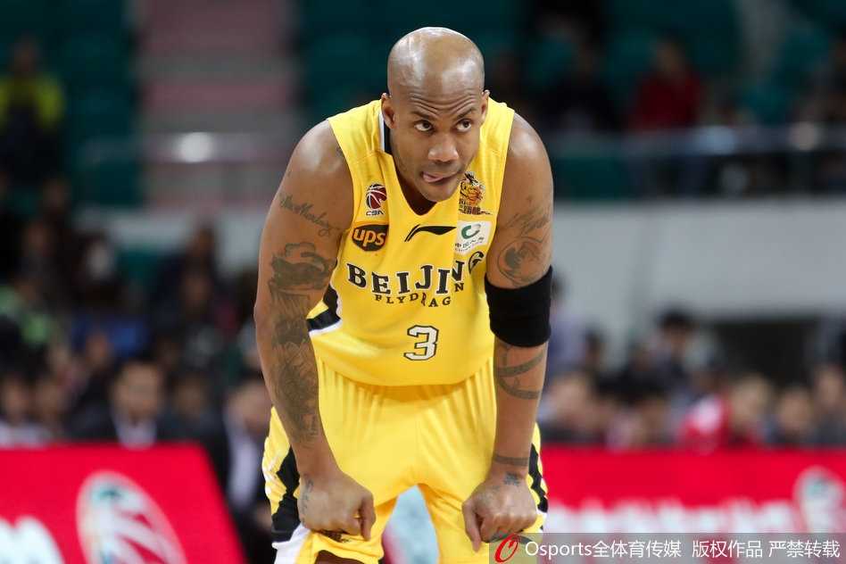 天河体育馆的飙分盛宴:弗格57分力压马布里47分,广州队主场击退北控 北控队进攻瞬间,马布里犹如鬼魅般摆脱防守,他手中的篮球划出一道优美弧线,直奔网窝而去。