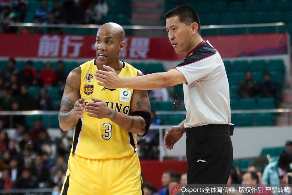 天河体育馆的飙分盛宴:弗格57分力压马布里47分,广州队主场击退北控 裁判哨响瞬间,弗格与马布里两位主角目光交汇,一人握拳庆祝胜利,一人神色坚毅,定格了这场传奇的对决。