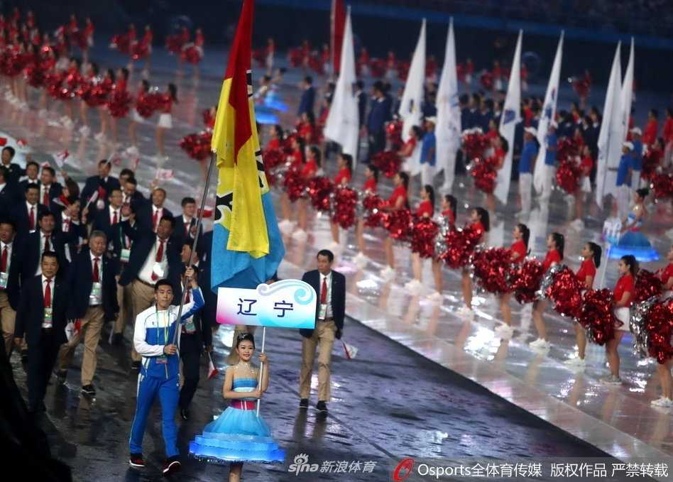 作为辽宁代表团旗手，郭艾伦在全运会开幕式上引导队伍前行，全场观众为之欢呼。