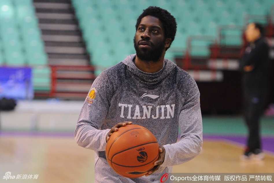 内线悍将正在篮下进行强攻练习，肌肉的碰撞声回荡在空旷的球馆，他高高跃起，将球狠狠地砸入篮筐，宣泄着心中的不甘与斗志。