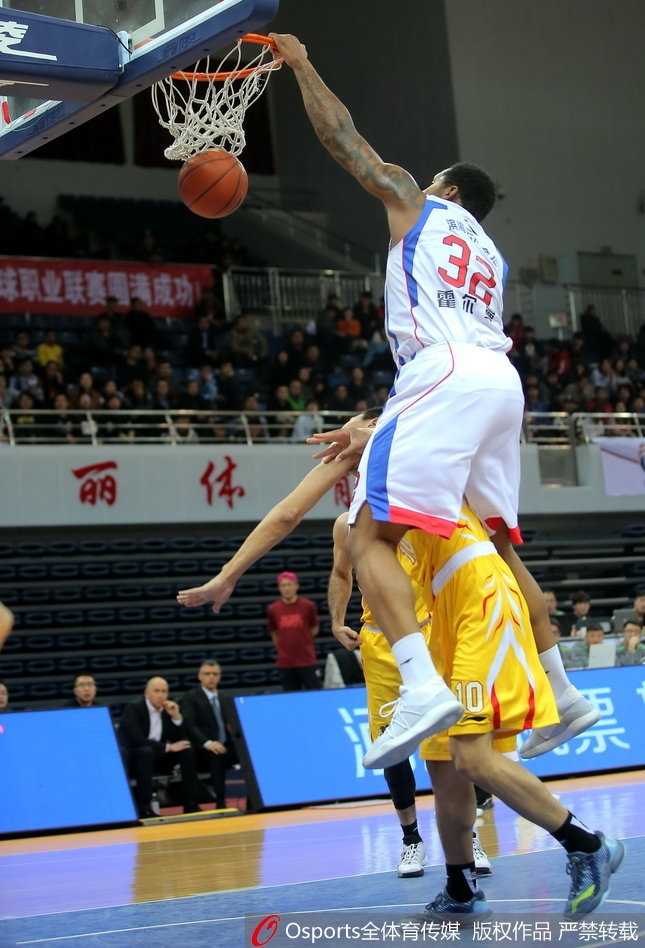 天津外援杰特运球穿越防线，眼神坚定寻找队友配合，瞬间点燃主场球迷热情