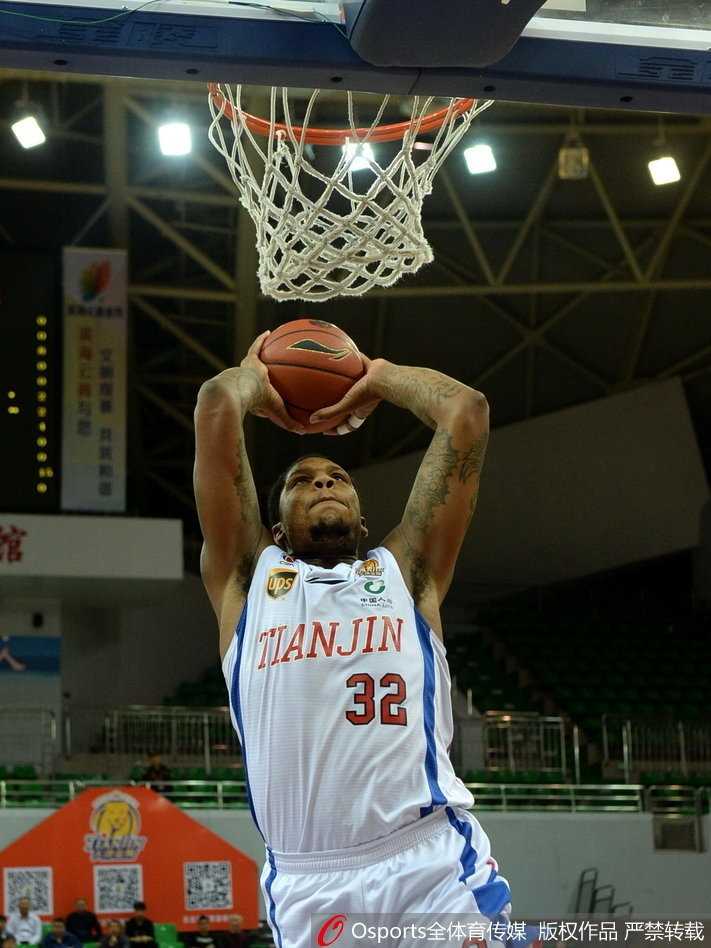 同曦外援希克森面对包夹强行上篮，尽管砍下高分却难以挽回球队败局