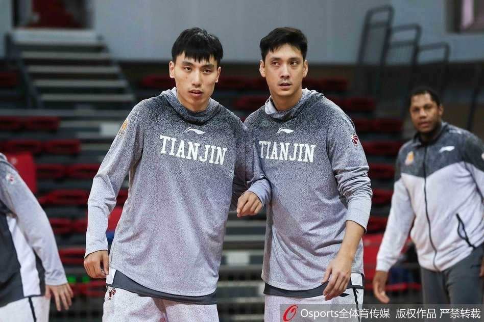 憨态可掬的霍尔曼在场边搞怪逗乐队友，训练馆内笑声连连