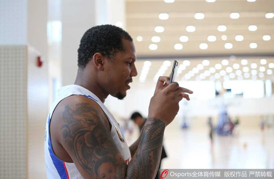 全队大集合！霍尔曼高举自拍杆化身人形自拍架，身后队友们挤眉弄眼抢镜成功。