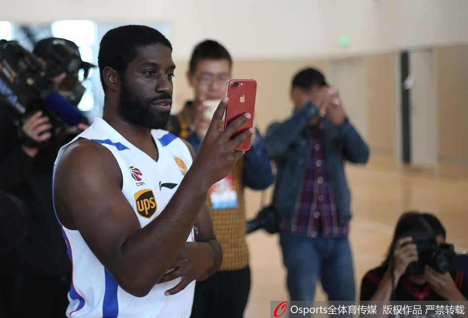 霍尔曼变身喜剧演员，单手托腮侧躺在训练馆地板上，眼神里全是戏码。