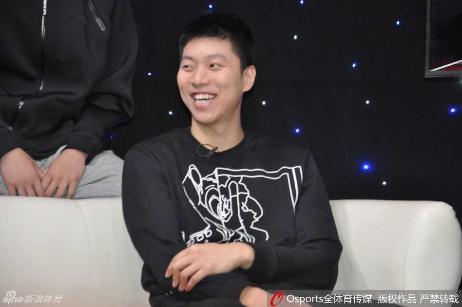 奇迹缔造者畅谈荆棘路:山东高速男篮的季后赛末班车 直播开始,李敬宇正对着镜头侃侃而谈,他眼神专注,手势丰富,详细描述着球队在更衣室里是如何相互鼓励,最终等来四川队获胜的绝杀消息的。