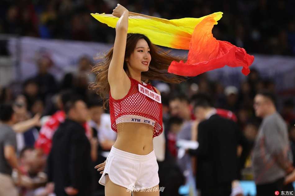 伴随着动感的音乐节拍，一位啦啦宝贝高高跃起，马尾辫在空中划出优美的弧线，灿烂的笑容如同冬日暖阳，瞬间点燃了全场观众的热情。