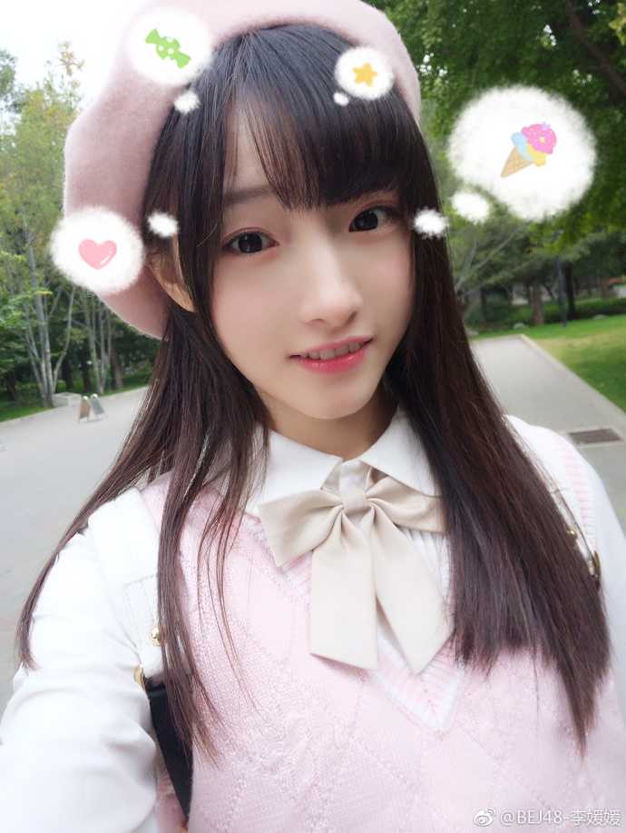 BEJ48李媛媛手持篮球，在球场边露出甜美灿烂的笑容，活力四射地为即将开战的篮球健儿们加油助威。