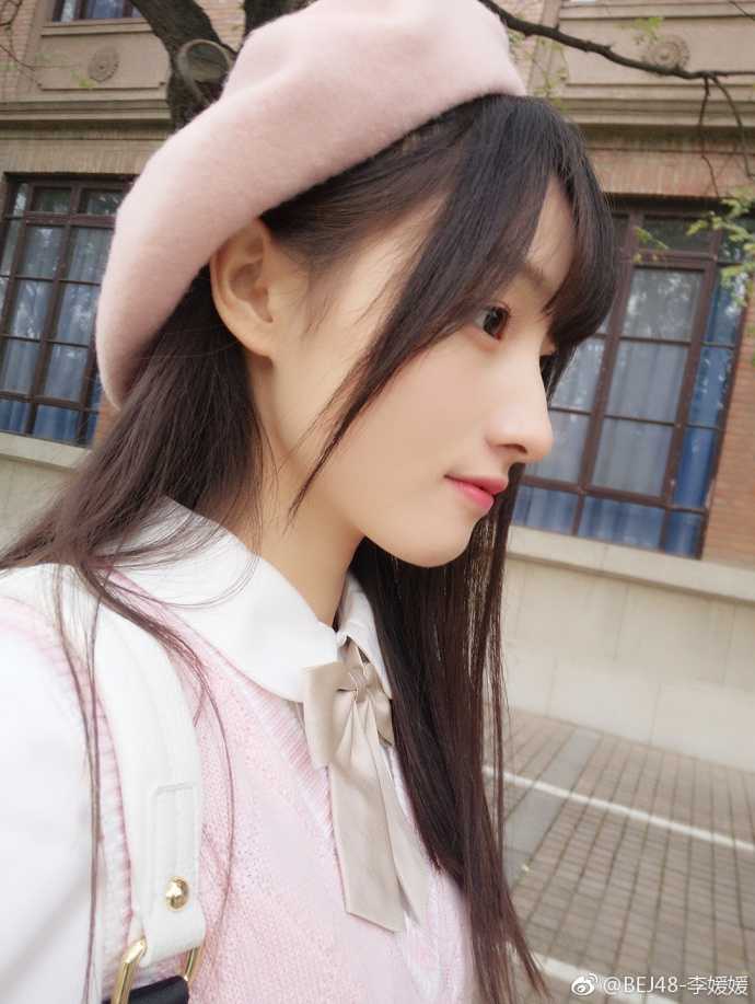 李媛媛在赛场边回眸一笑，青春的气息与篮球的激情在空气中碰撞，为这场体育盛宴增添了独特的魅力。