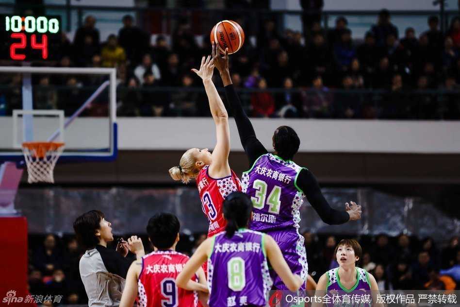 女科比闪耀大庆,北区明星队险胜夺魁 北区全明星球员在三分线外自信出手,皮球离开指尖后带着高速旋转飞向篮筐。