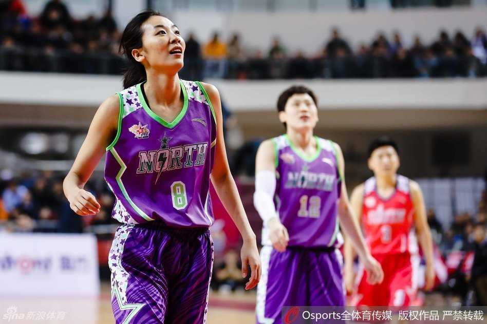 女科比闪耀大庆,北区明星队险胜夺魁 “女科比”纪妍妍迎着防守人,高高跃起完成后仰跳投,皮球在空中停滞的瞬间仿佛时间凝固。