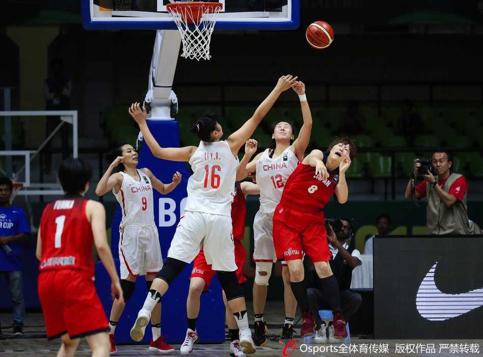 女篮亚洲杯半决赛遗憾落败,新生力量初露锋芒 中国队球员在开局阶段坚决出手,篮球在空中划出弧线,打破了场上的沉寂。