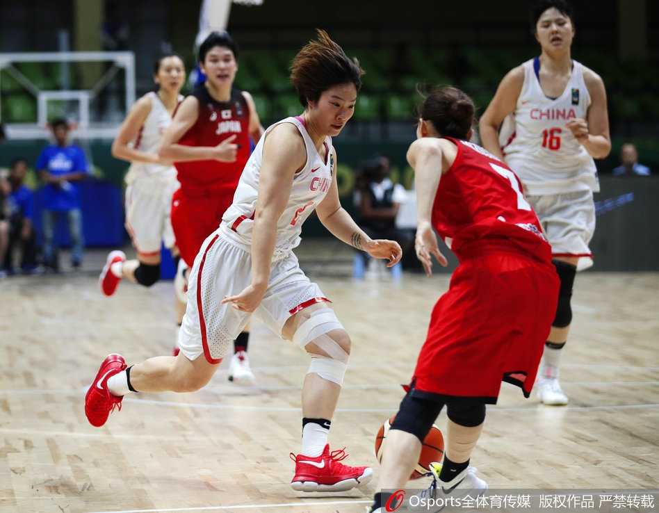 女篮亚洲杯半决赛遗憾落败,新生力量初露锋芒 日本队核心球员藤冈麻菜美在比赛中送出了14次助攻,她正试图摆脱中国队的防守。