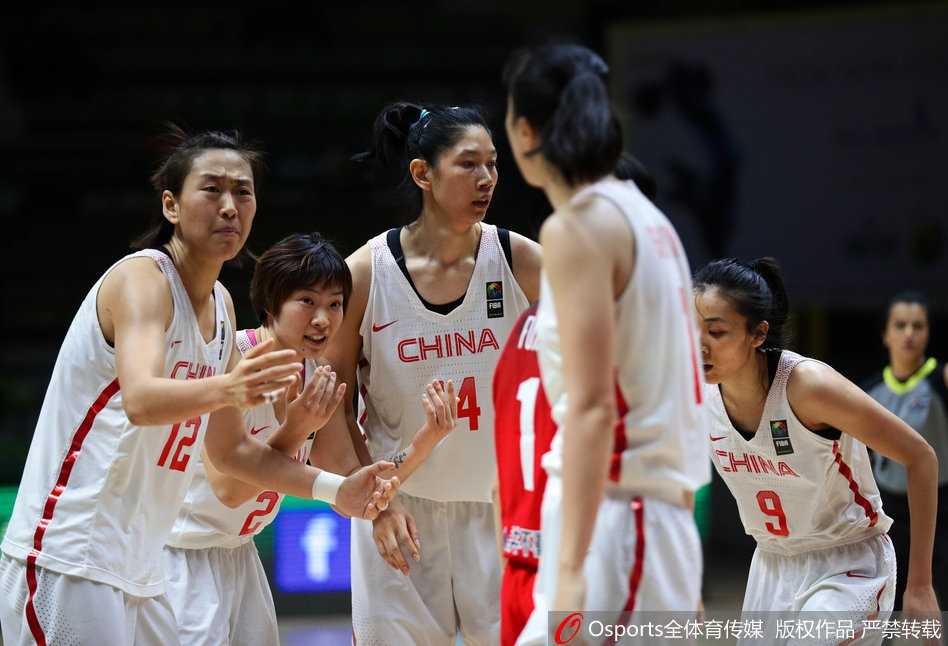 女篮亚洲杯半决赛遗憾落败,新生力量初露锋芒 队长邵婷强行突破造成对手犯规,她走上罚球线,全场寂静,承载着追平的希望。