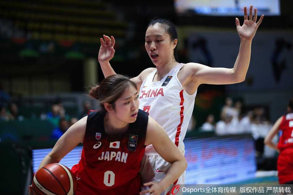 女篮亚洲杯半决赛遗憾落败,新生力量初露锋芒 李月汝在对手的包夹下奋力跃起,双手牢牢控制住篮板球,展现了内线统治力。