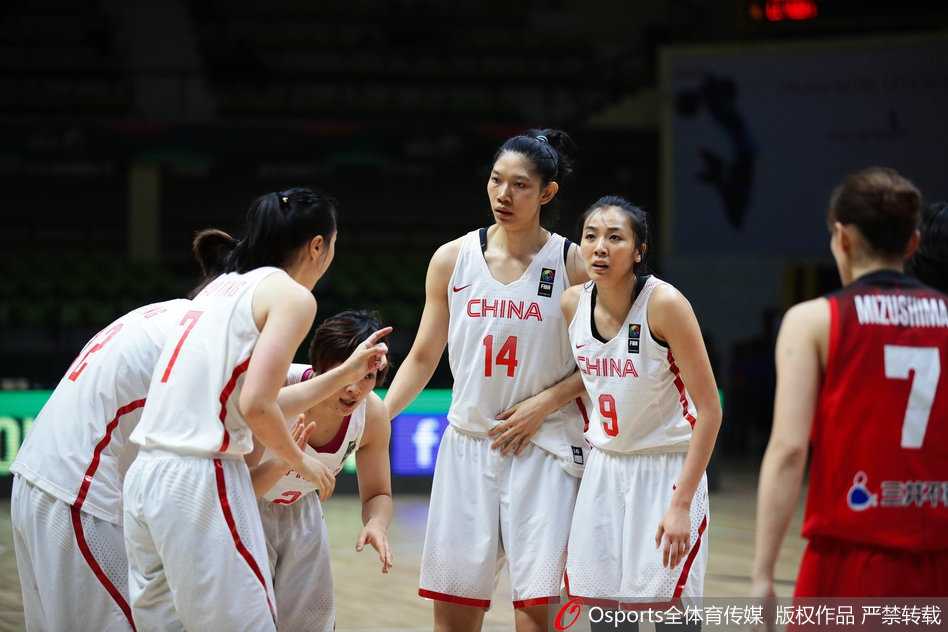 女篮亚洲杯半决赛遗憾落败,新生力量初露锋芒 终场哨响,比分牌上的数字冷酷无情,一位中国队球员落寞地走下场,背影写满了不甘。