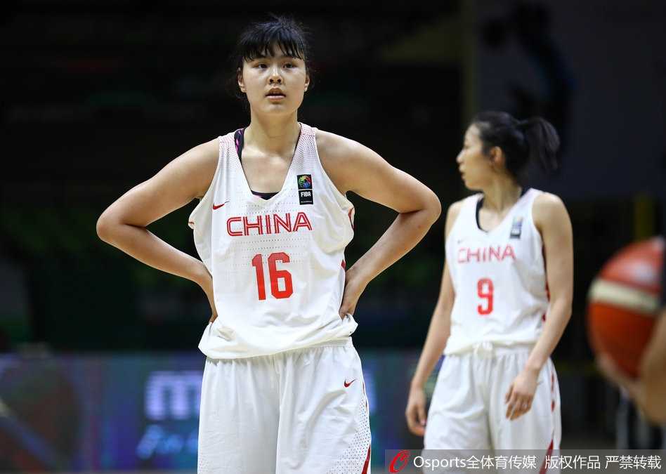 女篮亚洲杯狂胜台北,巾帼玫瑰绽放印度赛场 小将李月汝在对方多人包夹之下依然毫不畏惧,她利用强壮的身体卡住位置,单手持球准备强起上篮。