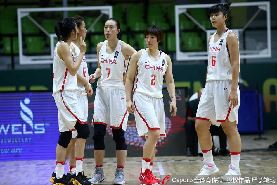 女篮亚洲杯狂胜台北,巾帼玫瑰绽放印度赛场 黄红玭在防守端化身内线守护神,面对对手的突破上篮,她精准预判,奋力跃起送出一记震撼全场的钉板大帽。