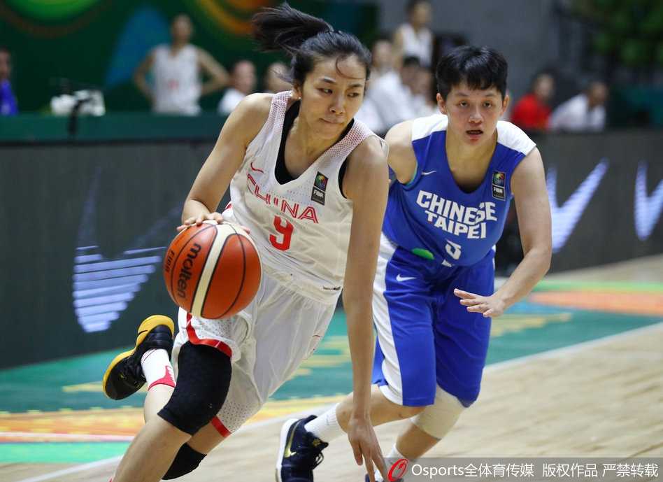 女篮亚洲杯狂胜台北,巾帼玫瑰绽放印度赛场 中国女篮首发五虎眼神坚毅,在赛前奏国歌仪式中手捂胸口,胸中燃烧着对胜利的渴望。