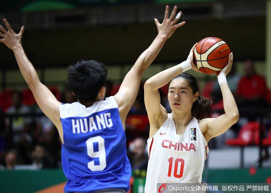 女篮亚洲杯狂胜台北,巾帼玫瑰绽放印度赛场 老将高颂在快攻中犹如一道白色闪电,她接队友妙传后奋力跃起,以柔和的指尖挑篮将球送入网窝。