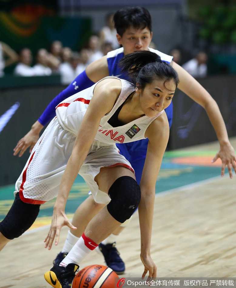 女篮亚洲杯狂胜台北,巾帼玫瑰绽放印度赛场 前锋黄思静犹如一把尖刀直插对手腹地,她无视防守高高跃起,用一次精准的急停跳投撕裂了对方的防线。