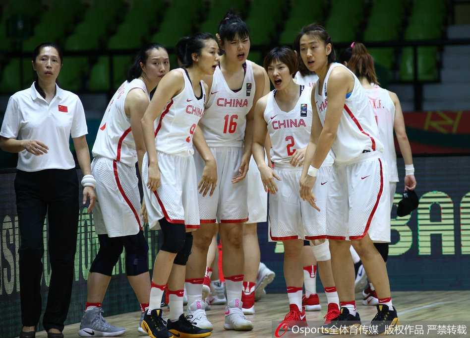 女篮亚洲杯狂胜台北,巾帼玫瑰绽放印度赛场 比赛结束后,中国女篮的姑娘们围成一圈,手叠在一起高声呐喊,眼中闪烁着的是对下一场胜利的坚定信念。