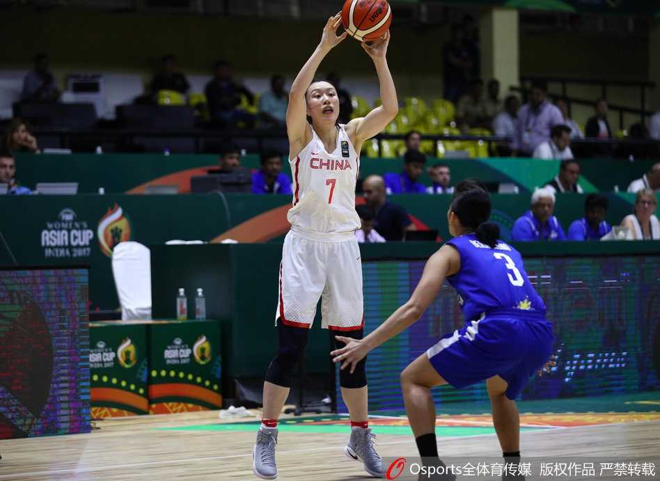 篮下的李月汝如同擎天柱一般稳稳接住传球，她利用身高优势将球高高举起，菲律宾队的防守球员只能望球兴叹，这一刻她是禁区内无可撼动的霸主。