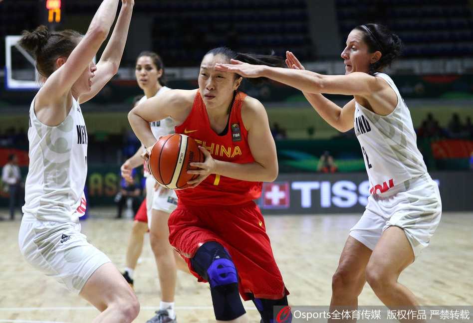 赵爽在三分线外自信出手，篮球在空中划出一道彩虹般的弧线，网花翻动的声音仿佛清晰可闻。