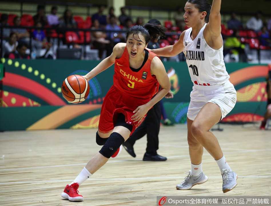 中国队首发五虎神情专注，目光如炬地望向球场中央，大战一触即发的紧张感在空气中弥漫。