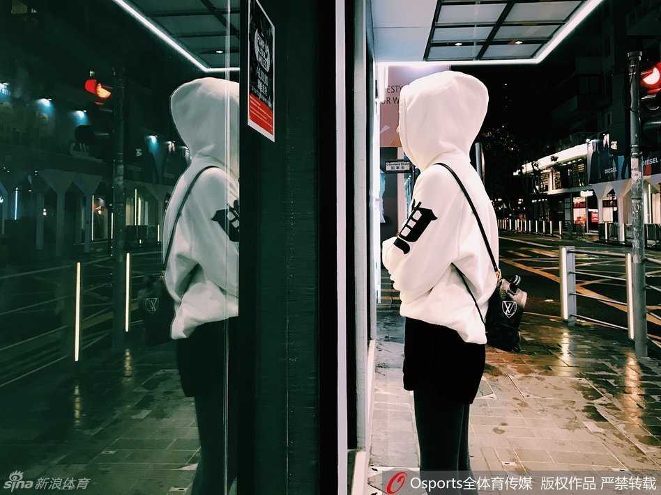 女篮传奇许诺的跨界人生:从亚洲之巅到讲台与镜头的优雅转身 许诺在训练间隙轻松展示腿部柔韧性,专注的神情与舒展的动作,无声地诠释着一名专业运动员刻入骨髓的身体记忆。