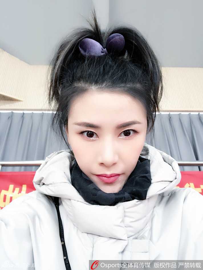 女篮传奇许诺的跨界人生:从亚洲之巅到讲台与镜头的优雅转身 许诺身穿黑色运动装,在训练馆中专注地进行拉伸,身体的柔韧性展露无遗,仿佛在诉说着一个运动员背后日复一日的坚持与自律。