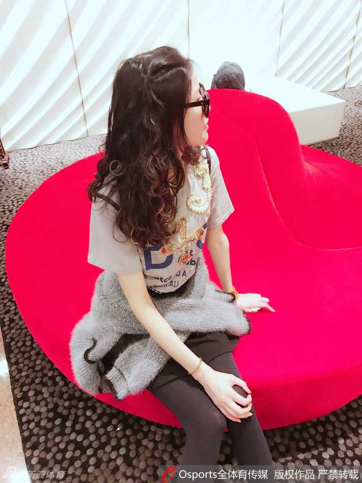 女篮传奇许诺的跨界人生:从亚洲之巅到讲台与镜头的优雅转身 许诺面带微笑,轻松完成一字马动作,惊人的身体素质和自信风采,让她成为球场上最耀眼的一道风景线。
