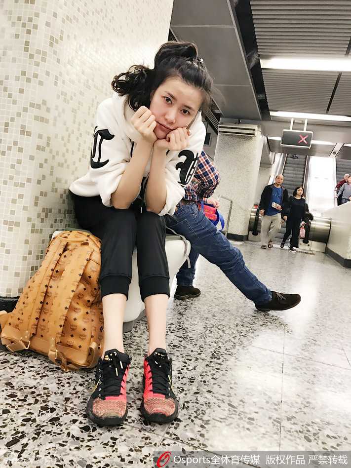 女篮传奇许诺的跨界人生:从亚洲之巅到讲台与镜头的优雅转身 镜头前的许诺,神情专注而平和,挺拔的身姿和优雅的气质浑然天成,展现出一位成熟女性在事业与生活中找到平衡点的从容状态。