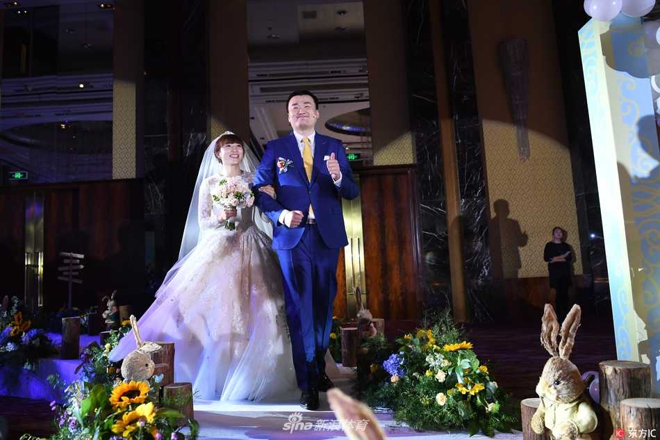 女篮名将杨半伴大婚:从球场“变速器”到人生新赛场 婚礼上,杨半伴与新郎甜蜜对视,眼神中充满爱意与笃定,洁白的头纱轻垂,记录下这永恒的瞬间。