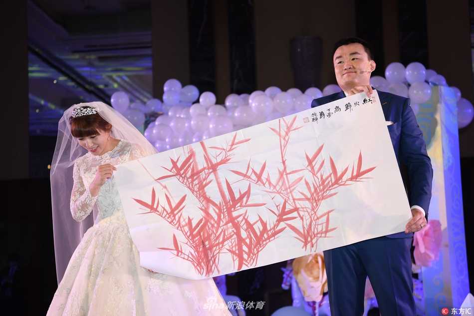 女篮名将杨半伴大婚:从球场“变速器”到人生新赛场 身披洁白婚纱的杨半伴与身着笔挺西装的新郎共同切蛋糕,蛋糕的甜蜜与现场的喜庆氛围融为一体。