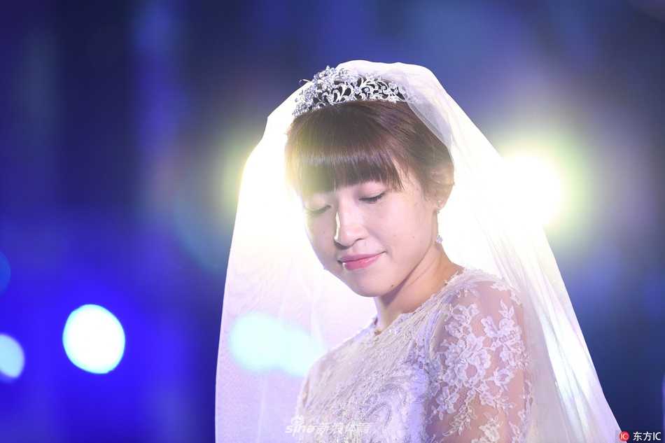 女篮名将杨半伴大婚:从球场“变速器”到人生新赛场 身披洁白婚纱的新娘杨半伴在酒店内优雅转身,裙摆如流水般散开,画面充满动感与唯美的艺术感。