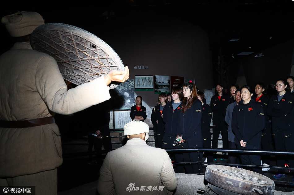 在一面刻满淮海战役烈士姓名的英烈墙前，女篮队员们列队肃立，默默瞻仰着那些为了新中国而付出生命的年轻名字，向先烈们致以最深切的缅怀。