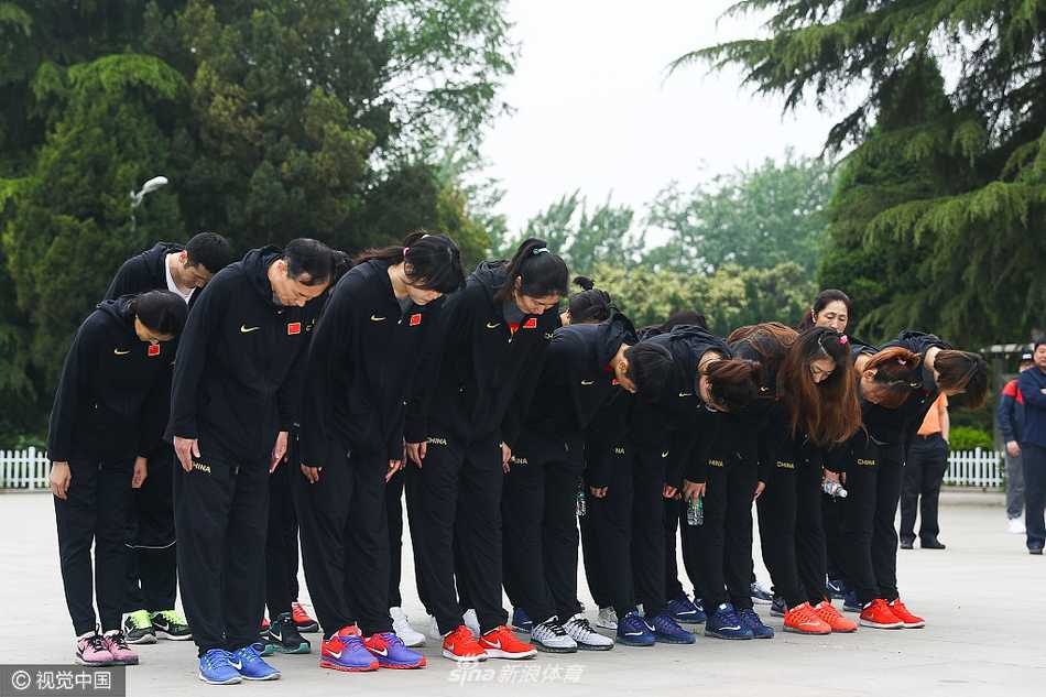 几位女篮队员围在一面展示着支前民工使用过的独轮车和扁担的展墙前，她们认真地阅读着文字介绍，仿佛能听到当年车轮滚滚支援前线的历史回响。