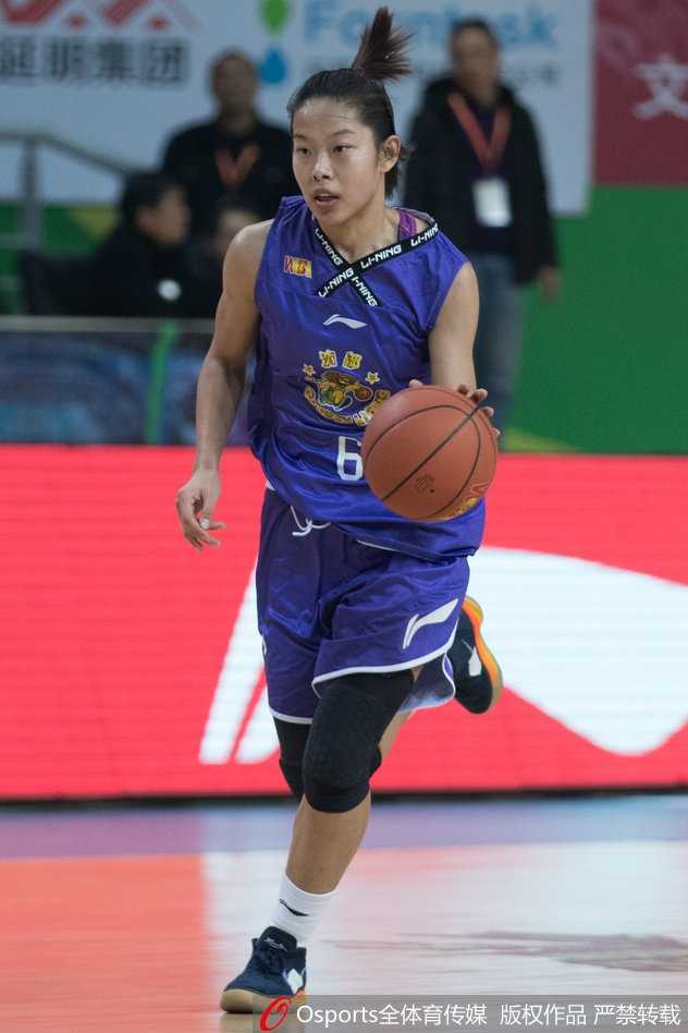 女篮战场双星闪耀 许晨妍刘帅激荡龙年大战 江苏女篮外援梅德韦杰夫在沈部内线群中高高跃起,如鹤立鸡群般将篮板球稳稳揽入怀中,眼神中透露出不可撼动的霸气。