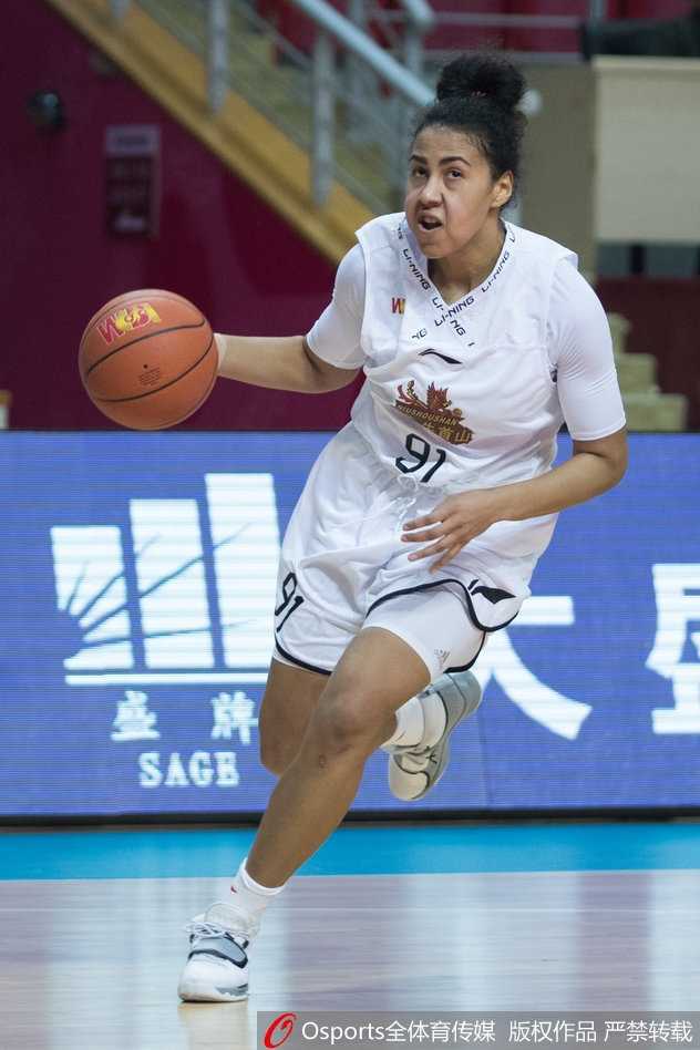 女篮战场双星闪耀 许晨妍刘帅激荡龙年大战 江苏队核心许晨妍面对防守悍将,冷静地运球观察,仿佛一位运筹帷幄的将军,寻找着对手防线最薄弱的一环。