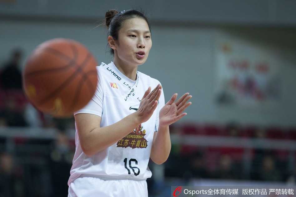 女篮战场双星闪耀 许晨妍刘帅激荡龙年大战 金维娜与队友完成一次精妙的挡拆配合后,迅速外切,接球跳投三分,篮球划出一道彩虹般的轨迹直奔篮筐。