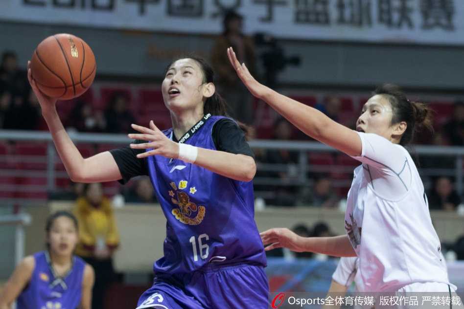 女篮战场双星闪耀 许晨妍刘帅激荡龙年大战 沈部核心刘帅在三人包夹的缝隙中闪转腾挪,犹如一尾灵活的游鱼,强行突破上篮,身体在空中扭曲成一道坚韧的弧线。