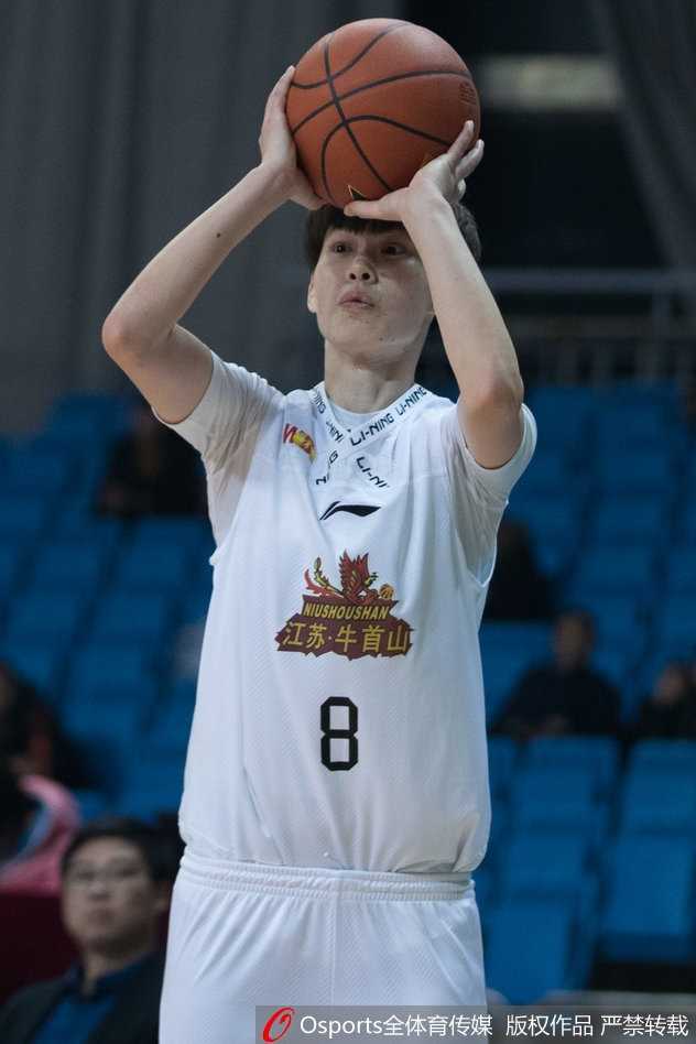 女篮战场双星闪耀 许晨妍刘帅激荡龙年大战 沈部队贾秋娇在边线遭遇严防,她俯身护球,双眼如炬,像猎豹一般寻找着传球或突破的瞬间良机。