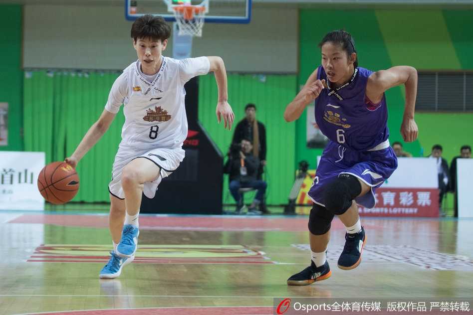 女篮战场双星闪耀 许晨妍刘帅激荡龙年大战 江苏外援梅德韦杰夫完成一次势大力沉的双手暴扣,整个篮架都在颤抖,她挂在篮圈上的瞬间,全场球迷为之沸腾。