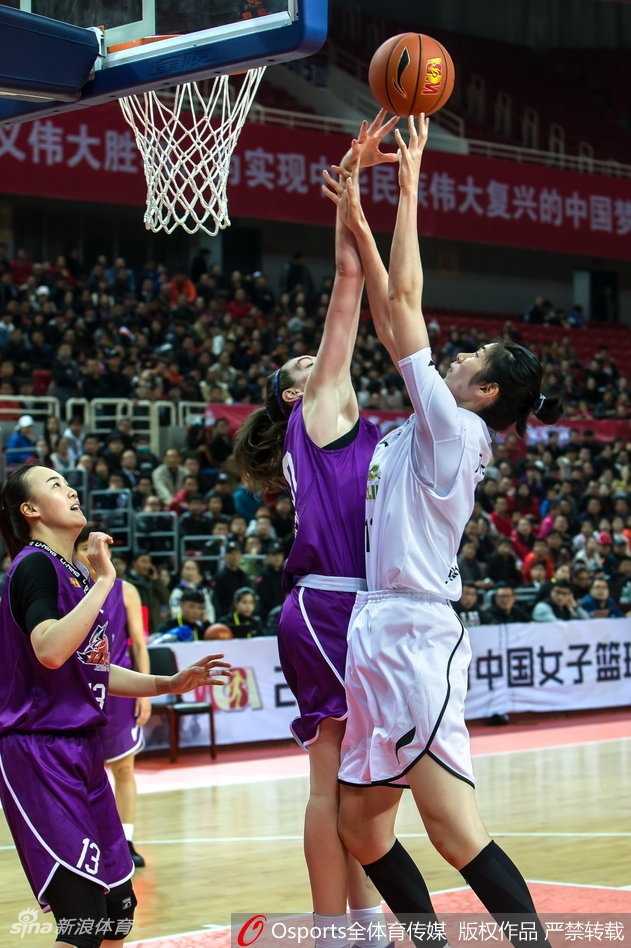 比赛结束的瞬间，上海女篮的球员们激动地拥抱在一起，庆祝这场来之不易的客场胜利，她们的脸上洋溢着喜悦与自豪，而背景中是虽然失利但依然赢得尊重的八一队员。