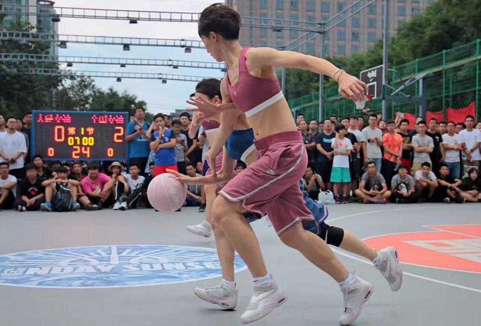 突破瞬间！一名队员如离弦之箭般杀入内线，长发在空中飘舞，她手上的篮球与身上的NikeLab联名队服在对抗中构成一幅力与美的画卷。