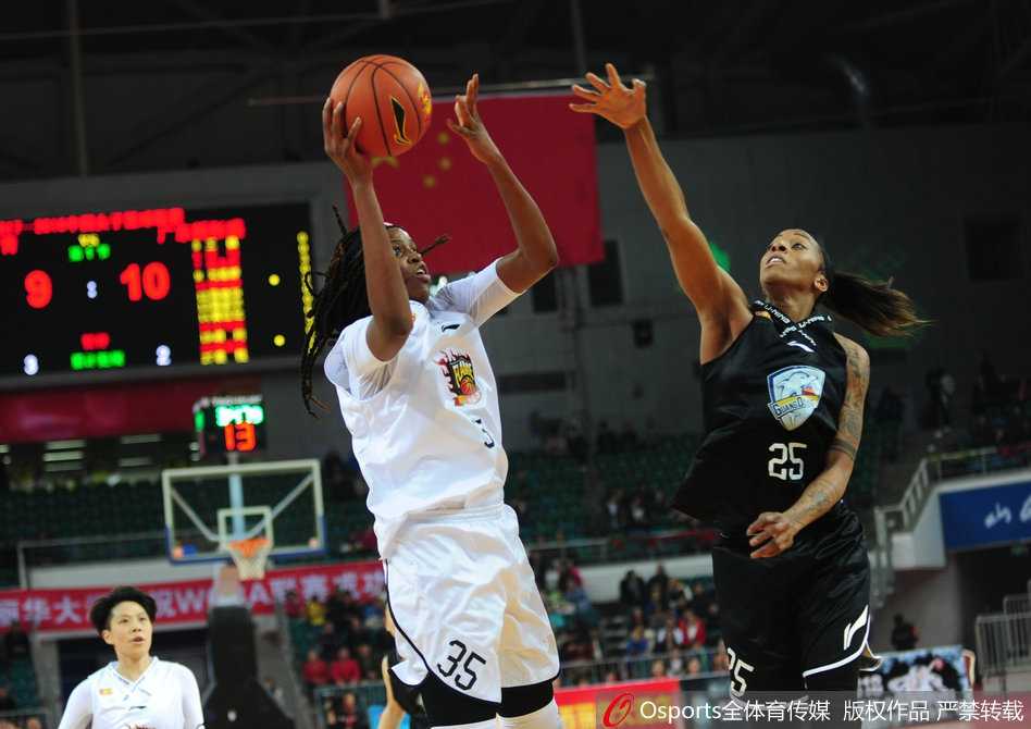 广东队黄思静在山西队的严密防守下强行突破，她神情坚毅，如利刃般撕开防线，引来全场惊呼。