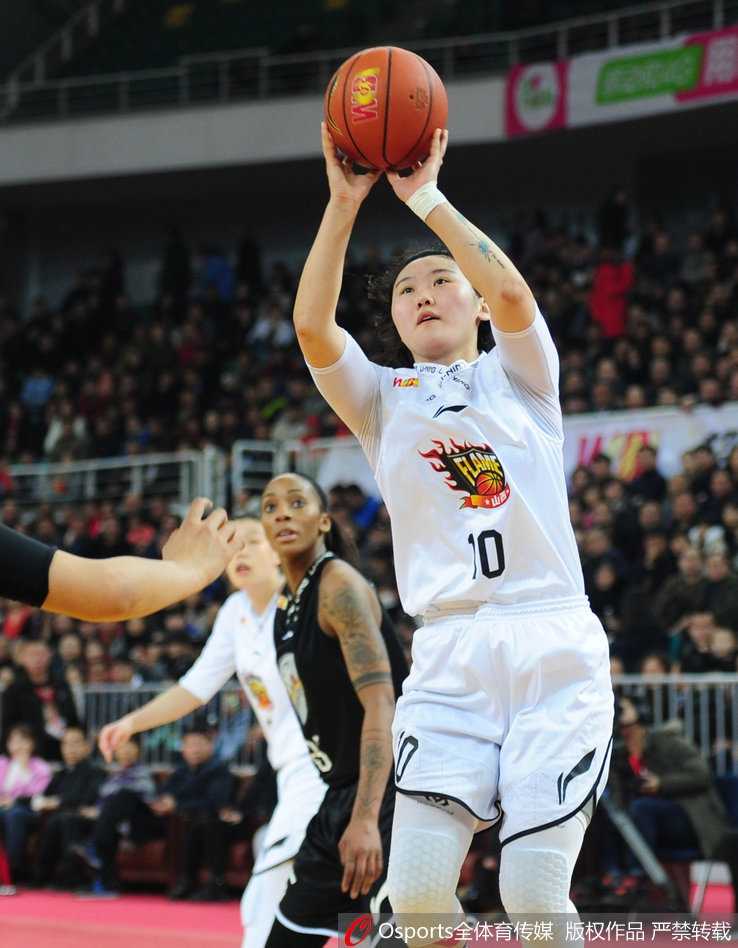 山西队外援琼克尔·琼斯在广东三人合围下高高跃起，如同摘星一般将篮板球牢牢控制在手中，霸气侧漏。