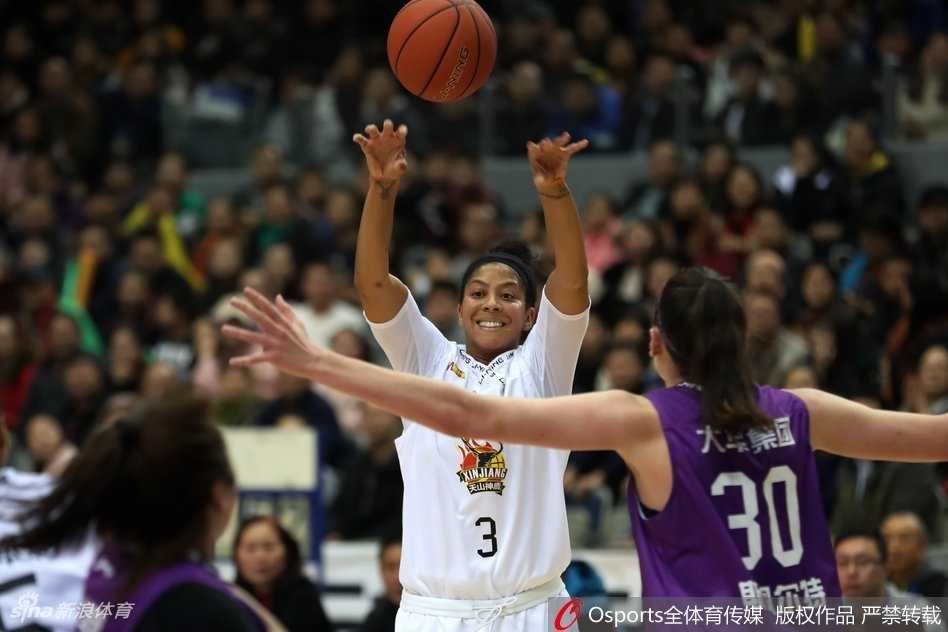 终场哨响，新疆队全体队员紧紧拥抱在一起，庆祝这场来之不易的胜利。王丽丽的绝杀和帕克的完美首秀，共同谱写了这个属于新疆女篮的璀璨夜晚。