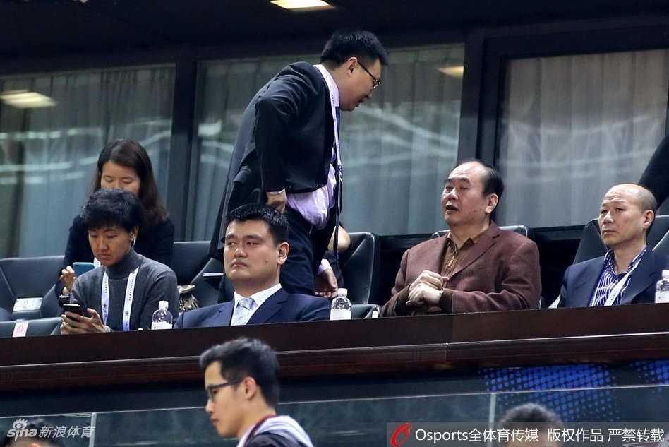 南区明星队的领袖易建联在场上全力跃起，以一记势大力沉的单手劈扣震撼全场，为家乡父老奉献了MVP级别的表演。